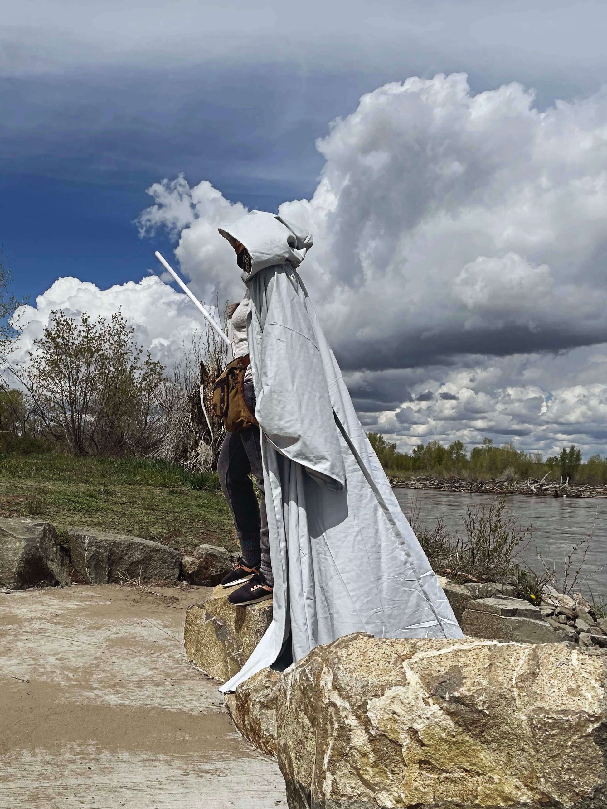 side profile of gray jedi